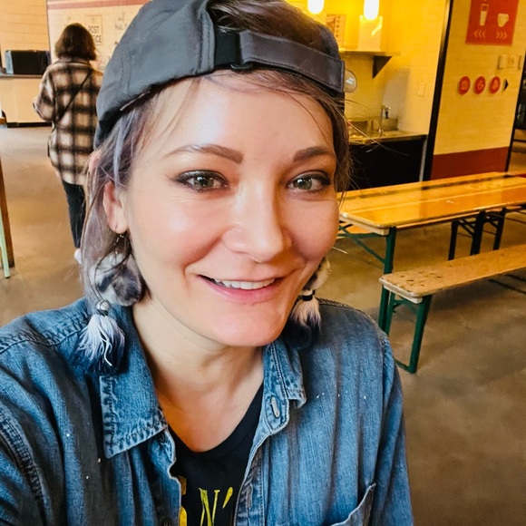 Meet your Posher, Nicole - Picture 2 of 2